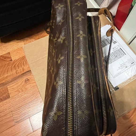 Louis Vuitton Nile Crossbody Bag - Picture 7 of 16